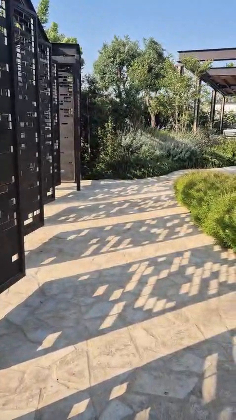 הצל של הלוחות מצייר את דפוס הלבנים על ריצוף האבן