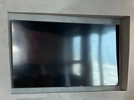 הטלוויזיה בתוך הנישה בקיר הגמור